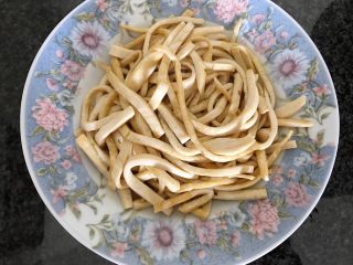 15、雪菜毛豆炒厚百叶,也是颜色微微变黄盛出