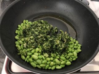 16、雪菜毛豆炒厚百叶,这时我们用剩下的油来煸炒雪菜和毛豆（如果是新鲜毛豆，可以先煸炒后加少许水盖锅煮熟）