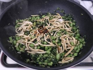 18、雪菜毛豆炒厚百叶,调入盐和蚝油，