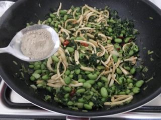 19、雪菜毛豆炒厚百叶,再加入白胡椒粉，煸炒均匀，