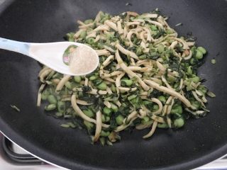 20、雪菜毛豆炒厚百叶,在最后起锅前，加1g的糖吊鲜（樱桃家都是用糖来吊鲜味的????）
