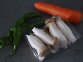 1、青椒炒杏鲍菇,材料准备好