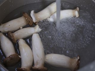 2、青椒炒杏鲍菇,杏鲍菇用水冲洗一下