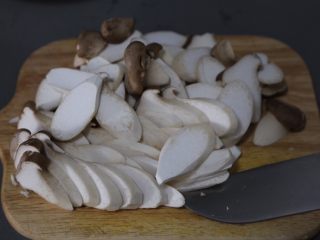 3、青椒炒杏鲍菇,切成稍厚的片