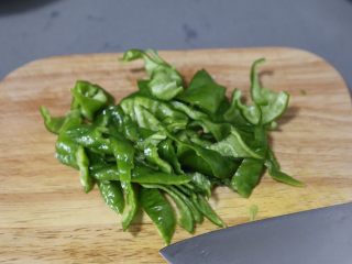 4、青椒炒杏鲍菇,青椒切块