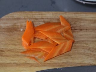 5、青椒炒杏鲍菇,胡萝卜切片