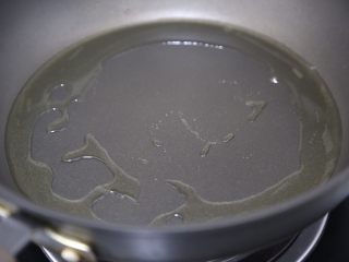 6、青椒炒杏鲍菇,锅里烧热油