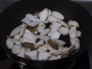 7、青椒炒杏鲍菇,放入杏鲍菇