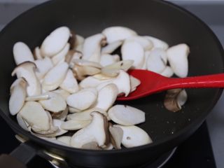 8、青椒炒杏鲍菇,翻炒几下