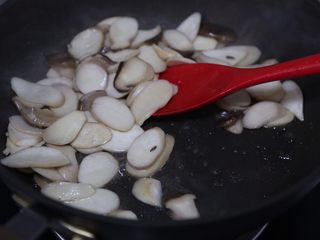 11、青椒炒杏鲍菇,炒至杏鲍菇出水