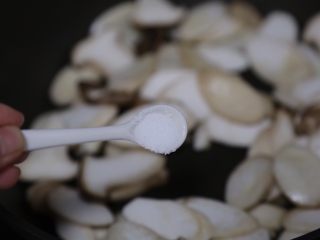 9、青椒炒杏鲍菇,提前加入盐，加快杏鲍菇出水