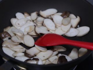 10、青椒炒杏鲍菇,继续翻炒至杏鲍菇发软