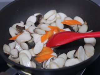 12、青椒炒杏鲍菇,加入胡萝卜，翻炒至断生