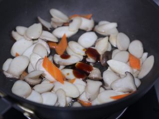 13、青椒炒杏鲍菇,加入蚝油