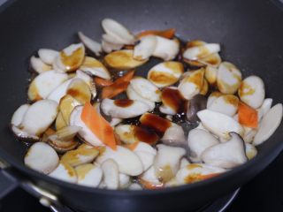 14、青椒炒杏鲍菇,再加入酱油