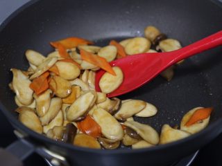 15、青椒炒杏鲍菇,翻炒均匀