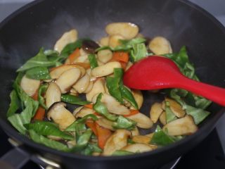 16、青椒炒杏鲍菇,最后加入青椒，翻炒至断生