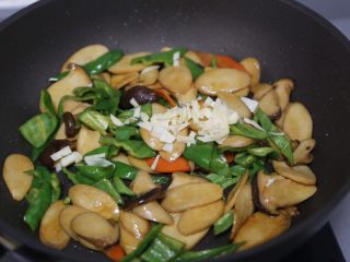 17、青椒炒杏鲍菇,再加入蒜末