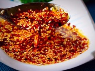 1、秘制陕西正宗凉皮专用辣椒油（绝密秘方）,需要用到的工具：锅、电子秤、陶瓷容器、漏勺