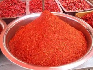 4、秘制陕西正宗凉皮专用辣椒油（绝密秘方）,辣椒面：建议使用重庆的朝天椒（提辣），四川的二荆条（提色），贵州的子弹头辣椒（提香）。三种捣碎的辣椒面搅拌均匀，用陶瓷容器装好待用。将捣碎的辣椒粒面400g  里倒入味极鲜酱油 180g ，蒜末 50g，王守义十三香 20g，鸡精10g，一起搅拌均匀。