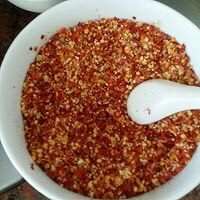 5、秘制陕西正宗凉皮专用辣椒油（绝密秘方）,热油的秘制方法：玉米油 1500g+ 菜籽油500g 倒入锅中（可切一片生姜试油温，放入锅里能够起泡炸，油温即可），然后加入浸泡湿润的香料【香叶 10g ，千里香 10g ，小茴香 10g ，桂皮10g ，紫草 10g 】，{ 香料用温水浸泡 15  分钟左右，沥干水用}  然后不断翻动锅内香料，均匀炸至30秒，转中小火慢炸干，出色出香，随时观察变化，勿炸焦，过程中用漏勺经常捞起料观察。5分钟左右香味出来后，将火关掉，将料渣捞出。