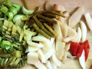 1、泡菜鱼,将泡菜切好