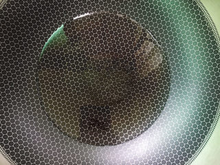 3、泡菜鱼,锅烧热后放油