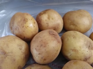 1、土豆泥,黄皮小土豆4个。