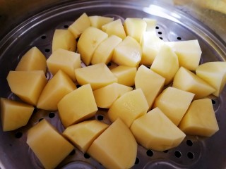 4、土豆泥,水开放入蒸锅，盖上盖子蒸20分钟。