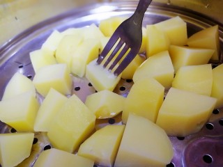 5、土豆泥,能用叉子扎入就蒸好了。