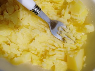 6、土豆泥,盛到碗里，把土豆块压碎，不建议用破壁机打碎，口感会改变。