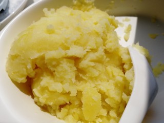 7、土豆泥,喜欢吃带点粗颗粒土豆泥，压碎到这种状态就可以了。