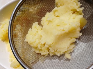 8、土豆泥,想要更加细腻的口感，可以把土豆泥过遍筛。