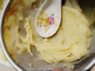 9、土豆泥,用勺子碾压。