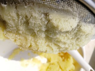 10、土豆泥,筛子越细，过筛就要用点力气，口感也会很细腻。