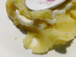 12、土豆泥,勺子拌匀。
