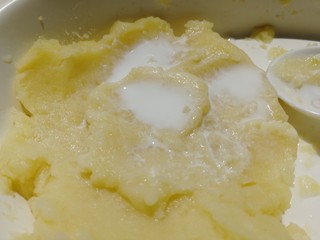 13、土豆泥,加入适量纯牛奶和一点盐。