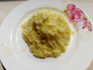 15、土豆泥,勺子堆成一个小山型。