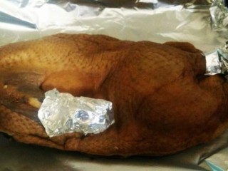 6、私房烤鸭,烤盘上铺锡纸，四周折叠起来防止油到处流。如果想表皮更脆可以刷一层白醋，我一般没刷。另外，撕锡纸包住腿骨和翅骨处。