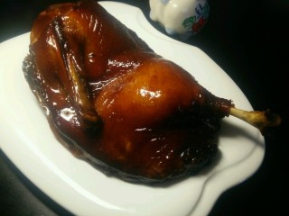 7、私房烤鸭,烤箱预热230℃，半小时。（烤箱内温度计实际温度）各家烤箱温差不同，大小内空高度不同。没有温度计的需要自己根据实际情况调整温度自己加盖锡纸。