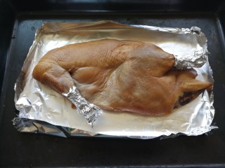 11、私房烤鸭,吹干后和之前方法一致。铺锡纸卷边。臂膀和腿处卷锡纸。