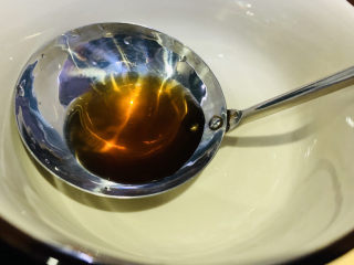 4、蒜蓉小油菜,拿一个小碗，调料汁，加少许料酒；