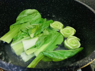 11、蒜蓉小油菜,水烧开后，加入油菜；