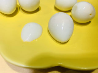 15、蒜蓉小油菜,鹌鹑蛋之前先蒸熟，剥壳，先切一片，在切片处切个小白兔耳朵形状，在鹌鹑蛋尖的那头横划一下，插入“小兔子耳朵”；