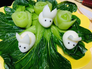 16、蒜蓉小油菜,“小白兔”眼睛用芝麻装饰下，就可以摆盘了；