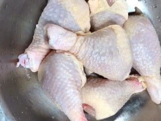 1、黄焖鸡,准备鸡腿洗净