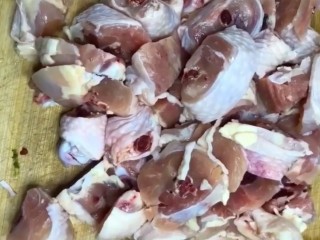 2、黄焖鸡,剁成块