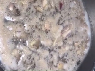 3、黄焖鸡,凉水下入锅中,开锅煮出血沫