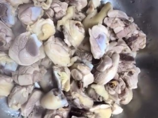 4、黄焖鸡,捞出冲洗干净