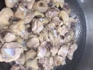 5、黄焖鸡,锅烧油放入鸡块,炒出多余的水分